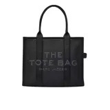 Bolso tote grande de cuero negro, con asas superiores y texto en relieve que dice "THE TOTE BAG MARC JACOBS".