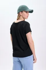 Camiseta negra de manga corta con escote en V.