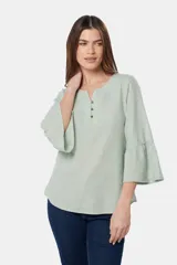 Blusa color beige de lino con botones metálicos personalizados y mangas 3/4 con volados.