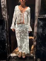 Pollera larga de encaje blanco con tajo lateral y cintura elastizada.