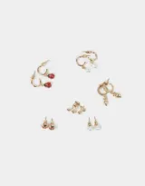 Set de seis pares de aros dorados con pasantes y argollas con dijes de frutas, perlas y strass.