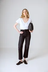 Pantalón de jean negro de tiro alto y corte recto.
