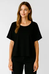Remera negra de modal, corte ancho y cuello bote.