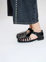 Sandalias de cuero azul con diseño semi-abierto y tiras tipo gladiador. Cierre con velcro y forro interior de cuero de chancho. Calzan chico.