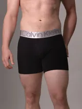 Pack de tres bóxer brief negros de algodón con cintura elástica plateada con el logo de Calvin Klein.