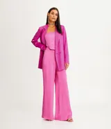 Pantalón pantalona con tejido satinado y barras amplias. Corte amplio, los pantalones Pantalona aportan mucho más que estilo y personalidad al look. Libertad y comodidad también traducen muy bien lo que representa el modelo. La pieza, que es un clásico del guardarropa femenino, es bastante democrática, ya que no marca las piernas y se adapta muy bien a diferentes tipos de cuerpos. Ganando espacio para las próximas temporadas, ¡vuelven las piezas con superficie satinada! Son superdemocráticos, aportando ligereza y estilo a los looks. Las telas satinadas aportan un toque de sofisticación al look, pero van mucho más allá. Hoy el raso también está presente en looks con un toque street, más urbano, componiendo con prendas texturizadas, más pesadas y con diferentes tejidos, como el jean. ¡Apuesta a esta tendencia que viene con todo en Renner!