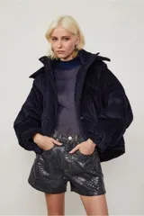 Short de jean tiro bajo con aplique de foil con trama de cobra.