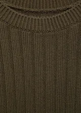 Jersey verde oliva de punto con cuello redondo, manga larga y cierre de botones en los hombros.