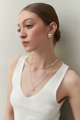 Top blanco sin mangas de tejido acanalado con escote en “V” y calce al cuerpo.