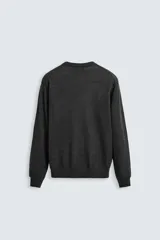 Jersey negro de lana y cashmere, de corte regular, cuello redondo y manga larga.