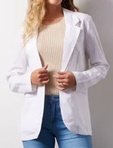 Blazer blanco de lino y rayón, marca Zac & Rachel. Tiene cuello con solapa, abertura central con botón, bolsillos delanteros y corte clásico.