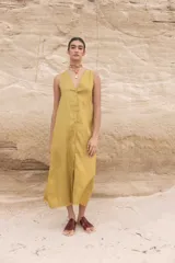 Vestido largo color mostaza de lino 100% con cartera frontal de botones a lo largo y escote V.