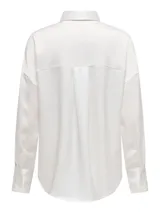 Camisa blanca de satén con cuello camisero, corte clásico, mangas largas con puños abotonados y cierre frontal con botones.