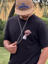 Remera de algodón negra con estampado de un balón de fútbol americano y la frase "Together, we are America". Incluye una firma en blanco debajo del balón.