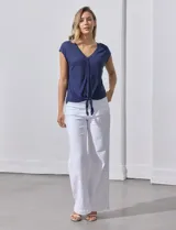 Blusa de modal con estampado de hojas en tonos azulados, escote en V con botones y ruedo anudado.