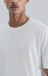 Remera de manga corta color beige, con cuello redondo y calce regular con recorte en la espalda.