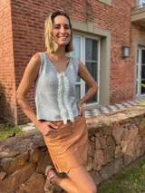 Musculosa tejida en látex metálico color gris, con escote en V en frente y espalda y detalle desflecado en el frente.