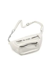 Riñonera blanca de cuero sintético con dos compartimentos con cierre plateado, correa ajustable y cadena decorativa plateada.