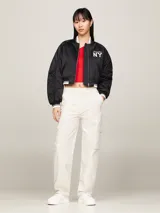 Pantalón cargo color crema de corte cónico, tiro alto y estilo mom. Cuenta con cierre de cremallera y botón, bolsillos laterales y bolsillos tipo cargo.