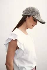 Remera color amarillo pastel con cuello redondo y mangas cortas con volados.