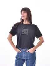 Remera negra de manga corta, corte recto, con estampado frontal que dice "LOVE MORE" con corazones estilizados.