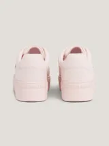 Zapatillas bajas de plataforma Tommy Hilfiger color rosa pálido, confeccionadas en piel nobuk. Presentan cordones, puntera redonda, suela de goma y logo distintivo de la marca en el lateral.