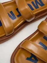 Sandalias verdes de cuero vacuno brillante con plataforma marrón de 3 cm.