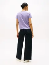 Remera lila de algodón con cuello redondo y logo de Tommy Hilfiger bordado en el pecho. Tiene el logo de la marca bordado en la manga.