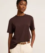 Remera marrón de algodón peruano con cuello redondo y manga corta.