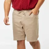 Bermudas color beige con cintura elastizada ajustable con cordón.