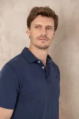 Remera celeste de corte clásico, con cuello polo abotonado y mangas cortas.