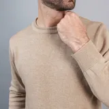 Sweater azul marino de hilo, cuello redondo y mangas largas.