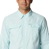 Camisa de manga larga color bordó con tecnología Omni-Shade Upf 50 Sun Protection y Omni-Wick. Cuenta con ventilación, mangas enrollables con soportes para lengüetas y dos bolsillos frontales con solapa.