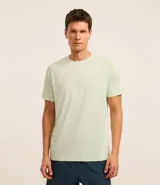 Remera deportiva verde agua para hombre, de corte regular, con cuello redondo y mangas cortas. Presenta tecnología Dry y estampa lettering reflectiva en el pecho.