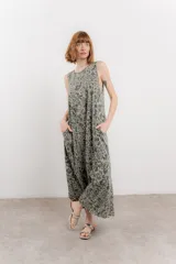 Vestido largo sin mangas de algodón con estampado animal print y escote redondo. Tiene bolsillos laterales y corte suelto.