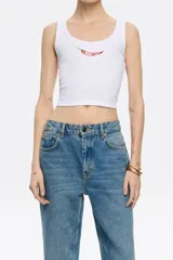 Top corto blanco de algodón con logo de la marca Bimba y Lola estampado en el frente.