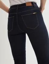 Pantalón de jean chupín de tiro alto, color azul oscuro.