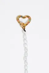 Collar de perlas blancas irregulares con cierre de mosquetón dorado y dije de corazón dorado.