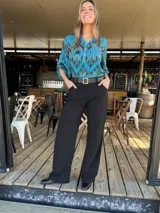 Pantalón negro de viscosa y lycra, de corte palazzo y tiro alto.