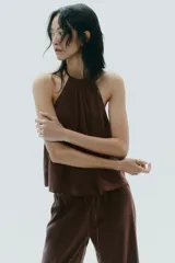 Top marrón con cuello halter ajustable con lazada.