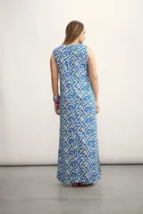 Vestido largo sin mangas con estampado abstracto en tonos azul y beige.