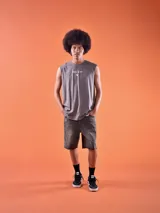 Musculosa gris oscuro con estampa frontal de Mickey Mouse.