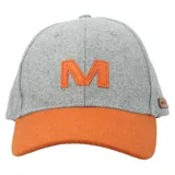 Gorro gris con visera naranja, con logo de la marca en cuero en el lateral y letra "M" naranja en el frente.