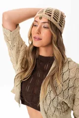 Saco corto color beige tejido a crochet con hilo con lurex y spandex, mangas murciélago y calce amplio.