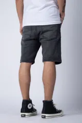 Bermuda de jean gris oscuro, corte recto y largo hasta la rodilla.