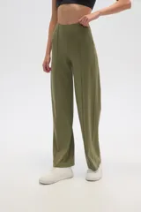 Pantalón deportivo negro de corte recto y tiro alto.