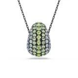 Colgante con cadena de eslabones color negro y dije abovedado con cristales de distintos tamaños en tonos azules y verdes.