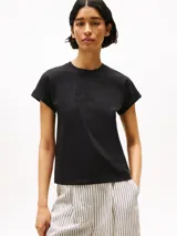 Remera negra de algodón con cuello redondo y mangas cortas con dobladillo. Presenta un logo bordado en el pecho.