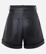 Short negro de cuero sintético, de tiro alto, con pinzas delanteras y ruedo doblado.