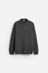 Polo gris oscuro de manga larga con cuello solapa y cierre frontal de botonadura.